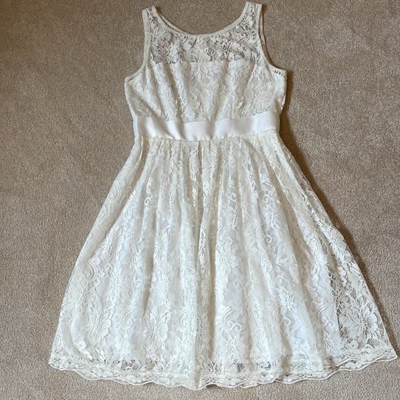 Beautiful, white lace dress, altered state, size medium - Picture 5 of 10